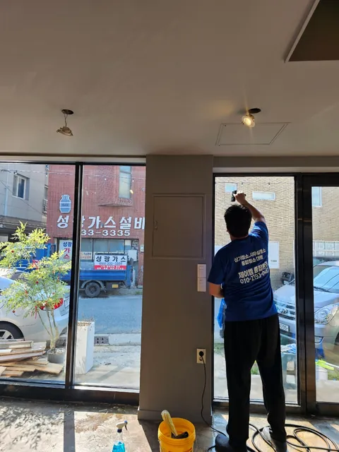 김해 카페 준공청소 — 인테리어 공사 후 바닥·유리·주방까지 사진 2