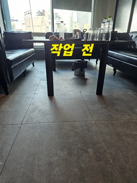 부산 광안리 룸카페 입주청소 — 창틀·통유리·바닥 오염 제거 사진 1