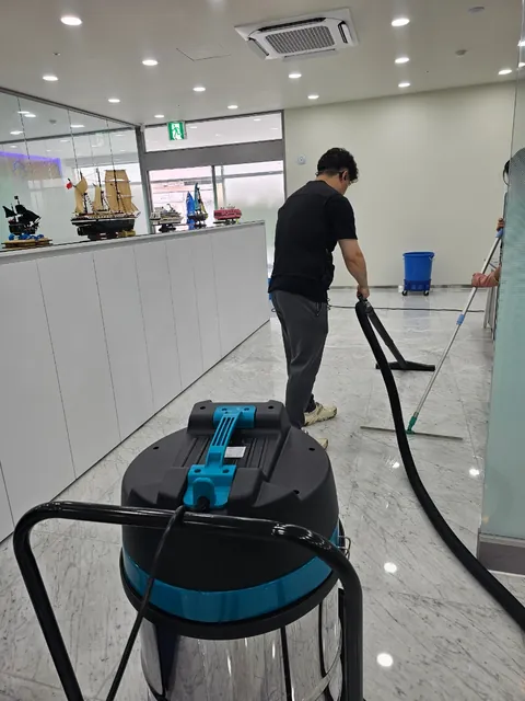 부산 강서구 사무실 바닥기계세척 — 폴리셔 세척부터 오염수 회수까지 사진 5