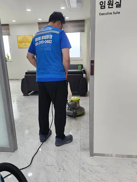 부산 강서구 사무실 임원실 앞 바닥을 기계로 세척하는 작업자
