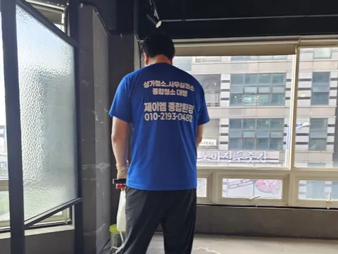 부산 광안리 룸카페 바닥 기계세척 — 상가청소